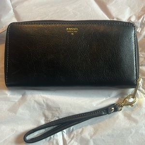 Brand New Black leather Fossil Wallet (with wristlet attachment)
